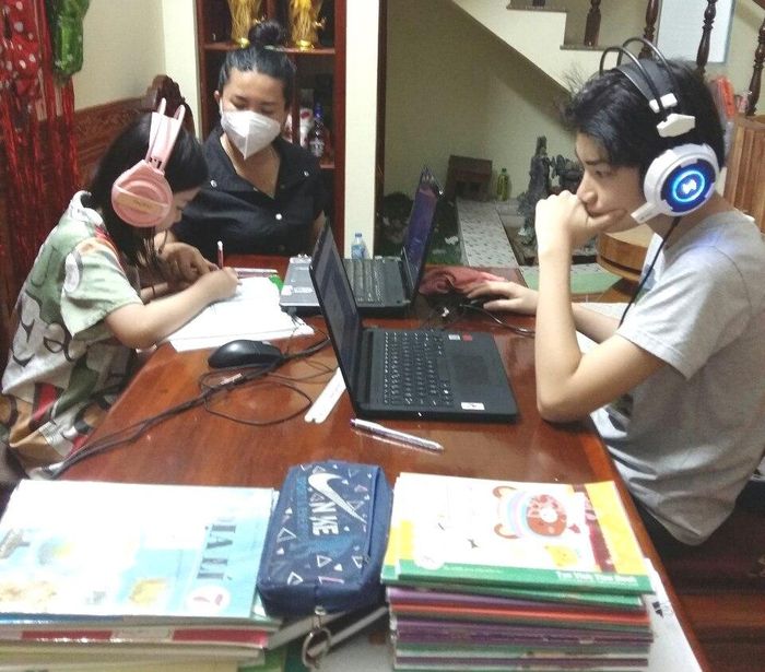 Học sinh tỉnh Vĩnh Long học ở nhà có sự hỗ trợ của phụ huynh.