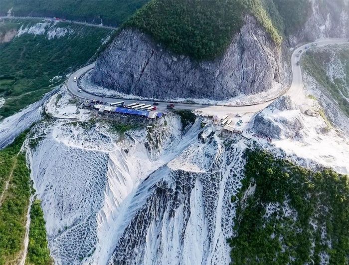 So với đèo Mã Pí Lèng nổi tiếng của Hà Giang, đèo Thung Khe ít nguy hiểm hơn, những cung đường ở đây dễ di chuyển, không có những đoạn dốc đứng hay khúc cua gấp. Tuy nhiên, đây là đường quốc lộ nên có nhiều xe tải cũng như xe khách qua lại mỗi ngày với nhiều góc khuất nên mọi người cần phải chú ý an toàn.