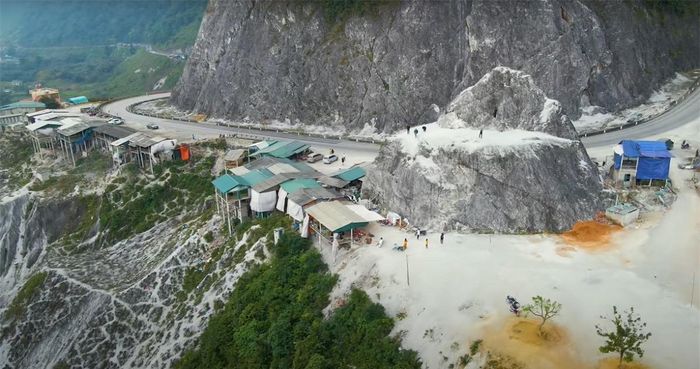 Sắc trắng ẩn hiện trong những làn sương mù vùng cao nên không quá ngạc nhiên mà những bức hình sống ảo như được chụp tại xứ Bắc Âu xa xôi lạnh giá. Không chỉ vậy, vào những thời điểm khi có không khí lạnh, đèo Thung Khe còn được mây mù bao phủ lấy tựa chốn Bồng Lai tiên cảnh.