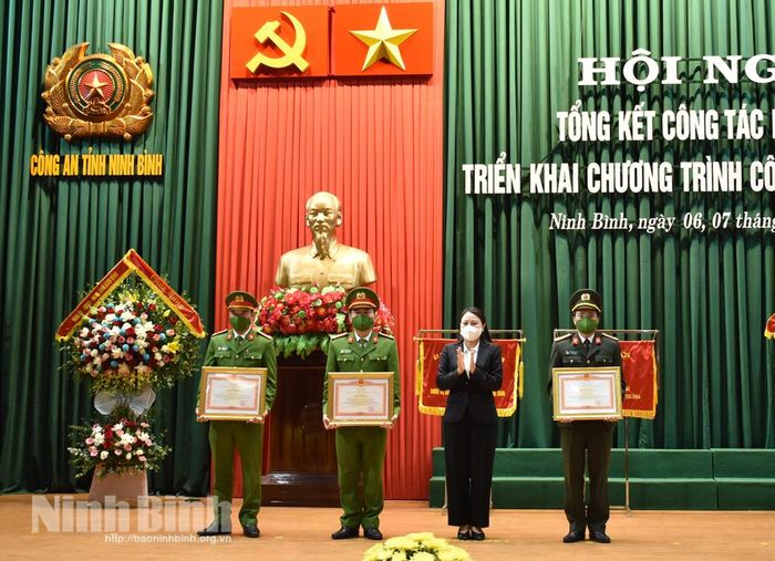 Đồng chí Bí thư Tỉnh ủy Nguyễn Thị Thu Hà trao Bằng khen của Thủ tướng Chính phủ cho các tập thể có thành tích xuất sắc trong năm 2021. 