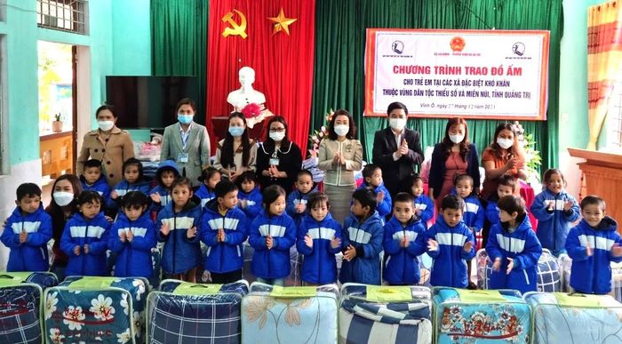Trao đồ ấm cho trẻ em tại xã Vĩnh Ô - Ảnh: Nguyễn Trang