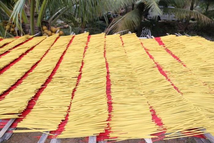 Để nhang khô đều, thợ làm nhang phải canh nắng và phải đảo nhang thường xuyên để nhang khô đều.