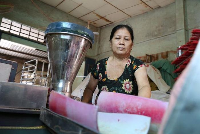 Nhờ máy móc, công đoạn se nhang trở nên dễ dàng hơn rất nhiều so với việc se nhang thủ công bằng tay trước đây.