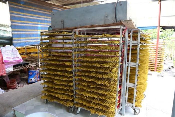 Ở các gia đình sản xuất lớn quy mô lớn hơn sẽ dùng máy sấy nhang để tăng năng suất vì không phải phụ thuộc vào thời tiết.