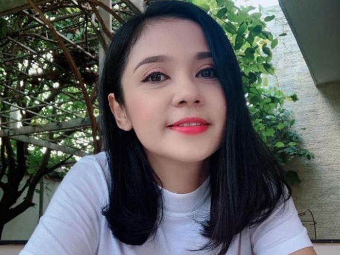 Ngoài đi làm từ thiện, Việt Trinh bán hàng online để kiếm thêm thu nhập, lo cho cuộc sống của hai mẹ con.