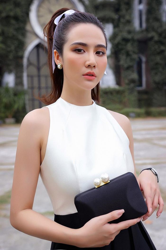 Phong cách vintage cổ điển thanh lịch như một quý cô của Phan Minh Huyền gợi nhớ đến gu thời trang của huyền thoại màn bạc Audrey Herburn, rất nữ tính, nhẹ nhàng mà vô cùng quyến rũ. Ảnh: Hòa Nguyễn