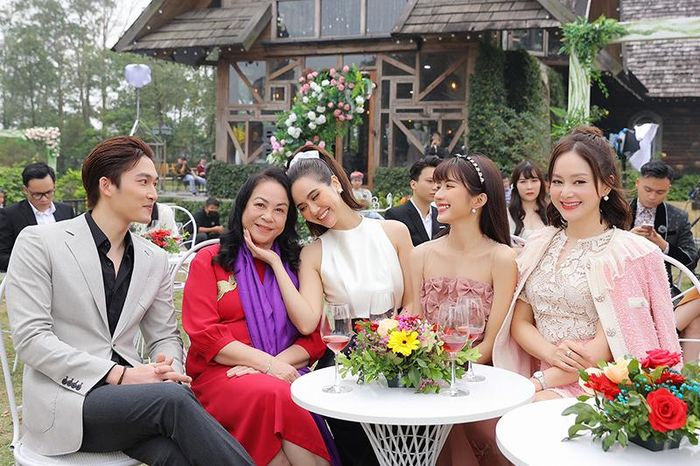Dàn diễn viên trong phim "Thương ngày nắng về". Ảnh: Hòa Nguyễn