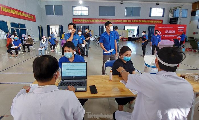 Tình nguyện viên xếp hàng chờ hiến máu