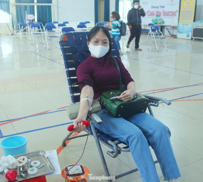 Bác sĩ Trần Thị Xuân Mẫu tham gia hiến máu