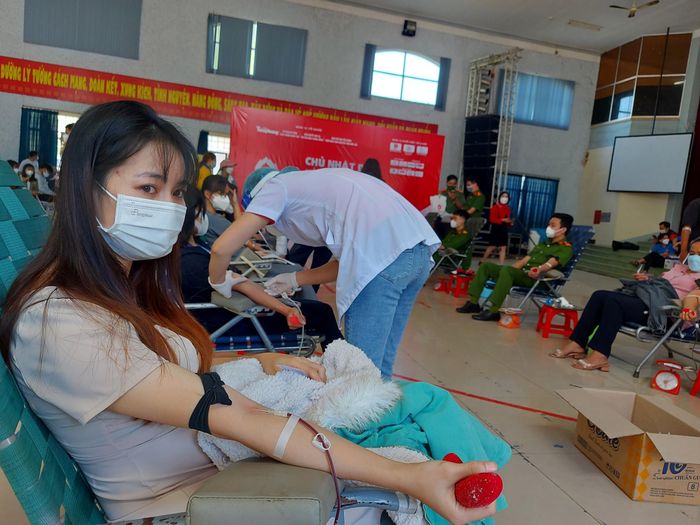 Nữ tình nguyện viên tham gia hiến máu tại Chủ nhật Đỏ lần thứ XIV năm 2022 ở Đắk Lắk