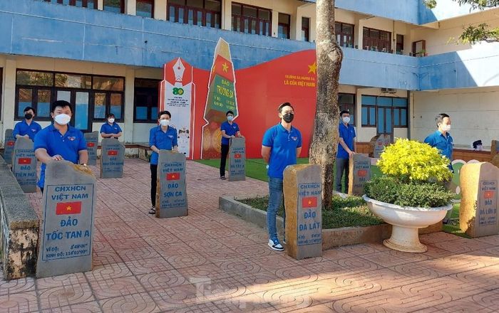 Lực lượng đoàn viên thanh niên hỗ trợ tổ chức chương trình