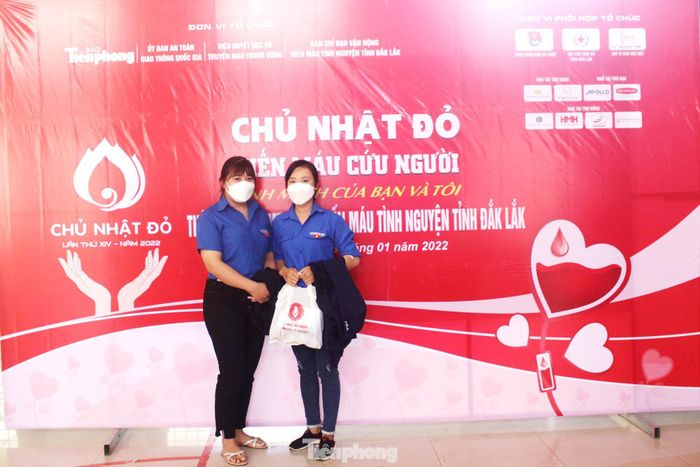 Chị Nhung (phải) và Thùy Linh (trái) tham gia hiến máu tại chương trình