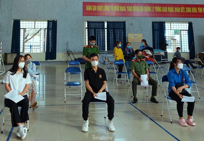 Các chiến sĩ công an và đoàn viên thanh niên chờ hiến máu