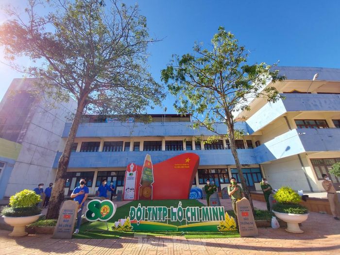 Lực lượng công an và đoàn thanh niên cạnh công trình “Khu vườn thiếu nhi Đắk Lắk với biển đảo Tổ quốc” đặt tại khuôn viên Nhà văn hóa Thanh thiếu nhi tỉnh, truyền tải thông điệp dòng máu Việt nối liền từ đất liền tới biển đảo. Khu vườn này khánh thành ngày 19/5/2021, không chỉ tạo cảnh quan đẹp trong khuôn viên Nhà văn hóa, mà còn là mô hình giáo dục trực quan sinh động cho thanh thiếu nhi, qua đó góp phần giáo dục nhận thức cho các em về biển, đảo và chủ quyền lãnh thổ, xây đắp tình yêu quê hương, nâng cao tinh thần trách nhiệm của thế hệ trẻ trong xây dựng và bảo vệ Tổ quốc.