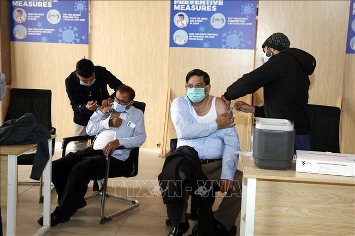 Nhân viên y tế tiêm vaccine phòng COVID-19 cho người dân tại Islamabad, Pakistan. Ảnh: THX/TTXVN