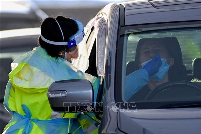 Nhân viên y tế lấy mẫu xét nghiệm COVID-19 tại Sydney, Australia. Ảnh: AFP/TTXVN