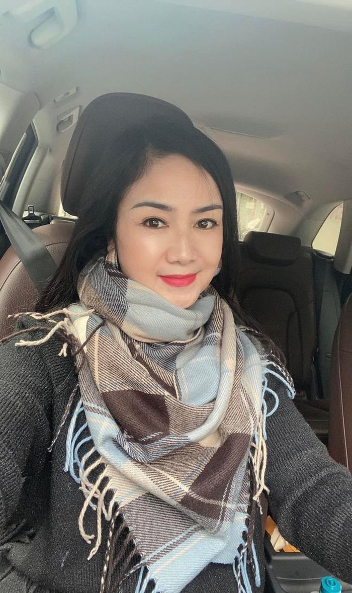 Những bức ảnh NSND Thu Hà mặc trang phục đời thường selfie sau vô lăng cũng đủ làm nổi bật nhan sắc trời phú của nữ diễn viên.