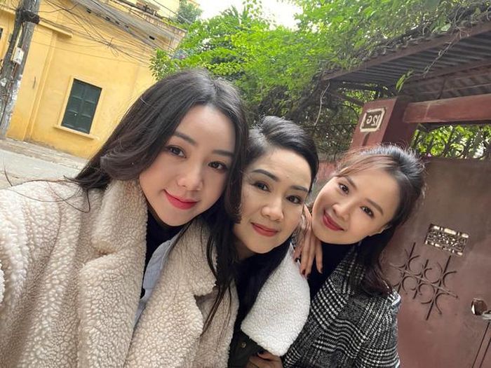 Ở tuổi ngoài 50 nhưng khi đứng cạnh "2 cô con gái màn ảnh" Quỳnh Kool và Hồng Diễm, NSND Thu Hà không hề lép vế, thậm chí còn rất nổi bật