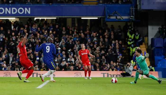 Sau hai lần bỏ lỡ cơ hội, Lukaku cuối cùng cũng ghi tên lên bảng điện tử ở phút 20 bằng pha đệm bóng cận thành đơn giản sau đường kiến tạo từ cánh trái của cầu thủ sinh năm 2004 Lewis Hall.