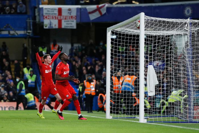 Chesterfield chơi lép vế trong phần lớn thời gian nhưng bất ngờ có bàn thắng ở phút 80. Akwasi Asante đột phá qua hai cầu thủ áo xanh rồi dứt điểm quyết đoán hạ nốt thủ môn Marcus Bettinelli, rút ngắn tỷ số còn 1-5.