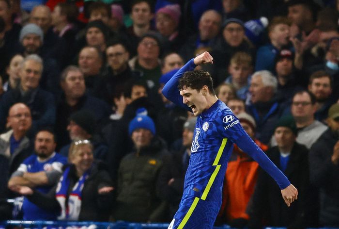 Ngay cả một trung vệ như Andreas Christensen cũng thường xuyên xuất hiện trong vùng cấm đội khách. Phút 40, cầu thủ người Đan Mạch ghi một trong những bàn dễ nhất sự nghiệp. Cú sút xa của Hall khiến Scott Loach không thể bắt dính. Từ cự ly chưa đầy 10 m, Christensen đánh đầu đưa bóng vượt qua tầm với của thủ môn rồi đi vào lưới, qua đó giúp Chelsea bước vào giờ nghỉ với lợi thế dẫn 4 bàn.