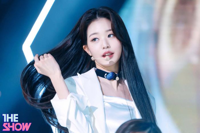  Trong chương trình Radio Star, Jang Wong Young cho biết cô lo lắng sẽ cao thêm. Theo nữ thần tượng, cô từng suy nghĩ tới việc chỉnh sửa để chân bớt dài khi chụp hình. Được đánh giá là một trong những thần tượng đẹp nhất Kpop thế hệ thứ 4 nhưng Jang Won Young vướng nhiều tranh cãi. 