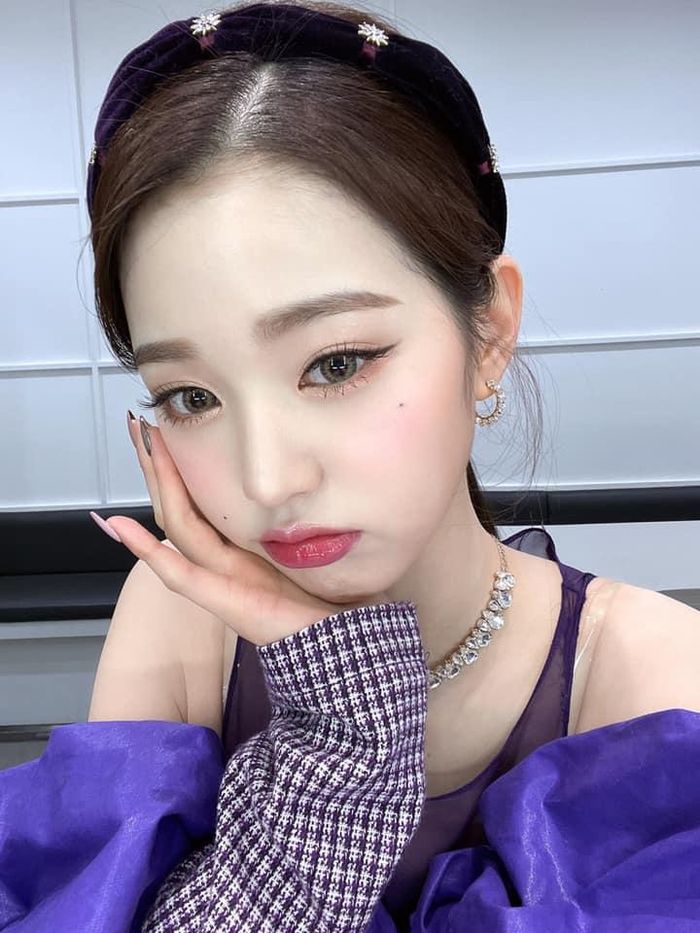 Jang Won Young sinh năm 2004, tham gia chương trình Produce 48 năm 2018. Kết thúc chương trình, Jang Won Young xếp hạng đầu tiên nhờ bình chọn của khán giả. Cô trở thành em út kiêm center của nhóm nhạc IZ*ONE. 