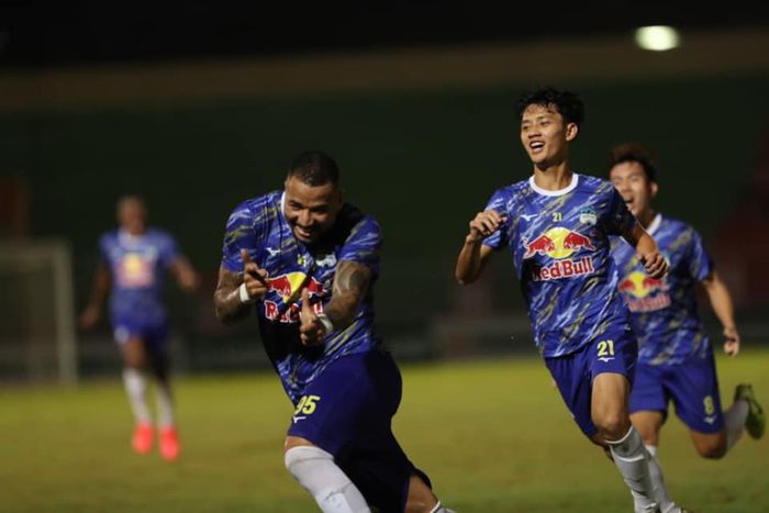 Santos ghi bàn. ảnh Hoàng Linh