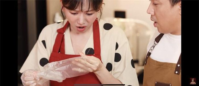 Trước sự vụng về của bà xã, Trấn Thành đã mắng yêu vợ: "Mới cắt có chút xíu chảy máu nè. Trời ơi thiệt á, vô dụng".