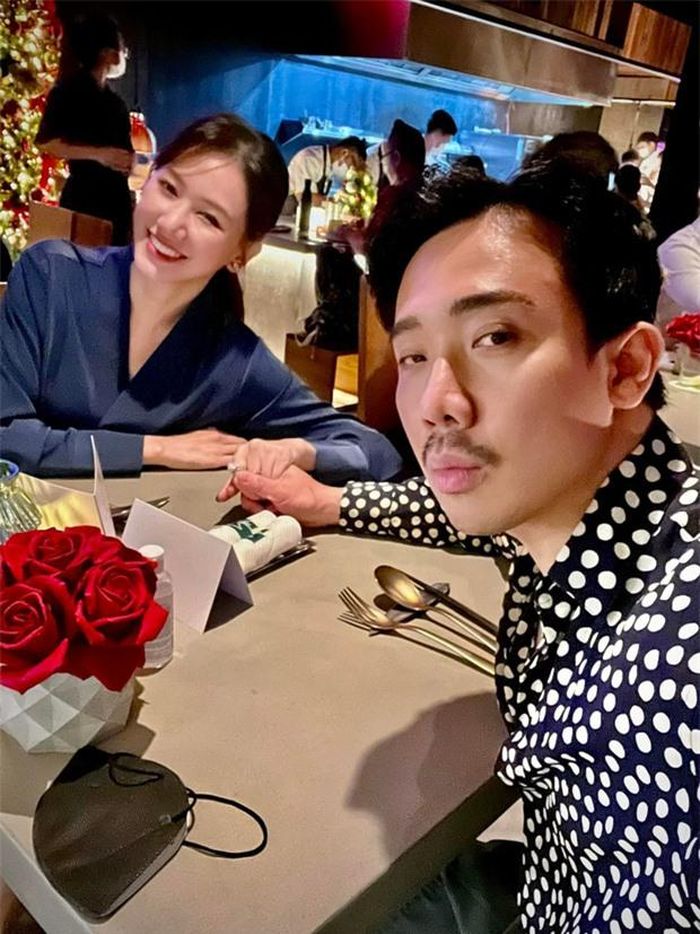 Trấn Thành và Hari Won đã có 5 năm về chung một nhà. Trấn Thành đã trở thành ông chồng quốc dân để nấu nướng và chiều chuộng Hari Won.