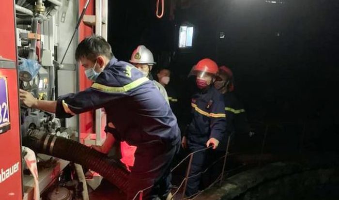 Các CBCS Cảnh sát PCCC nhanh chóng triển khai phương án chữa cháy.