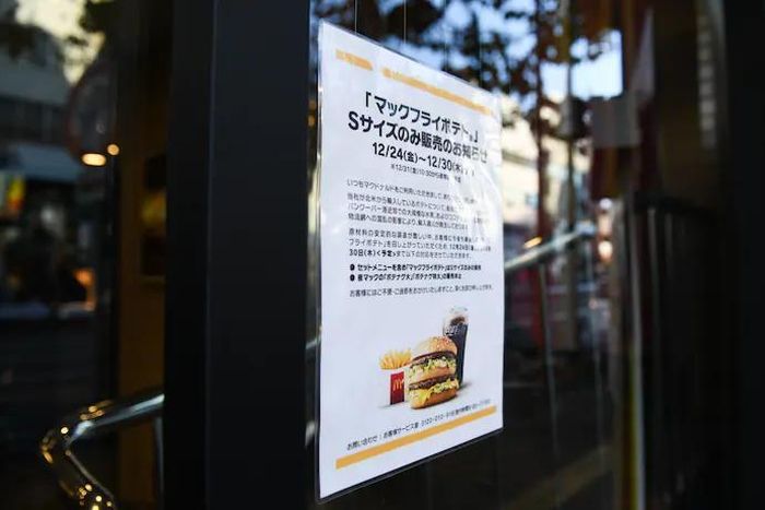  Tại Nhật Bản, các cửa hàng McDonald’s đã ngừng cung cấp các món khoai tây chiên cỡ vừa và lớn vào cuối tháng trước. Ảnh: Bloomberg News. 