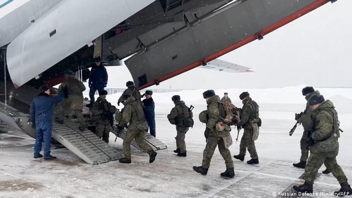  Lính dù Nga chuẩn bị đến Kazakhstan để giúp trấn áp các cuộc biểu tình. Ảnh: Philipp Böll/DW. 