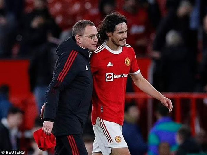 Cavani ở lại MU