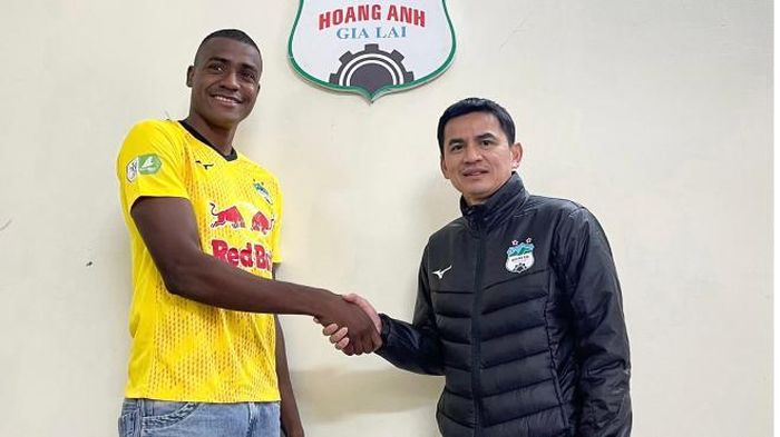 Kiatisuk muốn dẫn dắt đội CLB đang thi đấu J-League 1. ảnh HAGL FC
