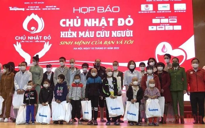 Ban tổ chức trao các phần quà cho người bệnh có hoàn cảnh khó khăn đang điều trị tại Viện Huyết học - Truyền máu Trung ương.