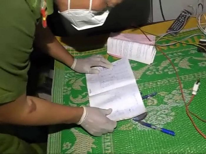Cảnh sát kiểm tra các 'sổ, sách, giấy tờ' tại nơi đặt Tịnh thất Bồng Lai.