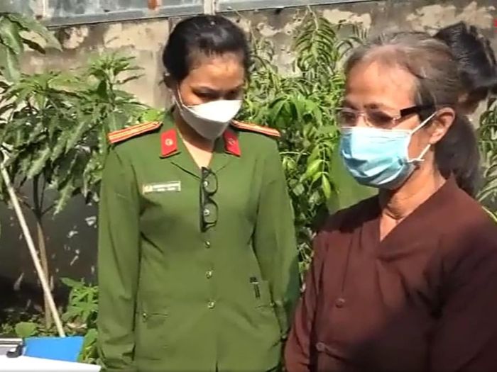 Bà Cao Thị Cúc (chủ hộ - nơi đặt Tịnh thất Bồng Lai) tại thời điểm cảnh sát khám xét.