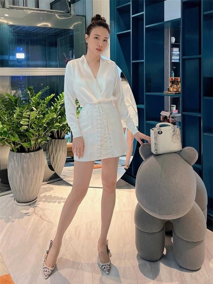 Mỗi khi xuất hiện, người đẹp luôn mang đến vẻ bề ngoài chỉn chu. Chân váy ngắn mix cùng áo lụa nhẹ nhàng nhưng không kém phần sang trọng. Trong những sự kiện khi xuất hiện cùng chồng, Đàm Thu Trang cũng chứng tỏ mình đúng là bà xã doanh nhân thành đạt.