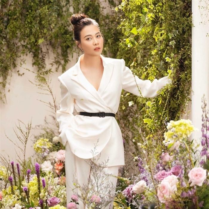 Những bộ suit đồng màu chính xác là trang phục giúp toát lên vẻ đẹp thời thượng của con dâu nhà hào môn. Đàm Thu Trang thường xuyên diện những bộ suit “tổng tài” nhưng được thiết kế khéo léo giúp giữ được đường nét nữ tính của người phụ nữ.