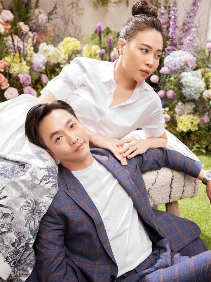 Trong bộ ảnh mới nhất cùng ông xã, người đẹp xứ Lạng cũng lựa chọn sơ mi trắng mix cùng chân váy dài. Vẫn theo phong cách sang trọng, Đàm Thu Trang thực sự xinh đẹp và hạnh phúc bên chồng. Không quá cầu kỳ trong cách lựa chọn trang phục, cô nàng chú trọng đến độ matching với chồng để tạo nên tổng thể hài hòa nhất.