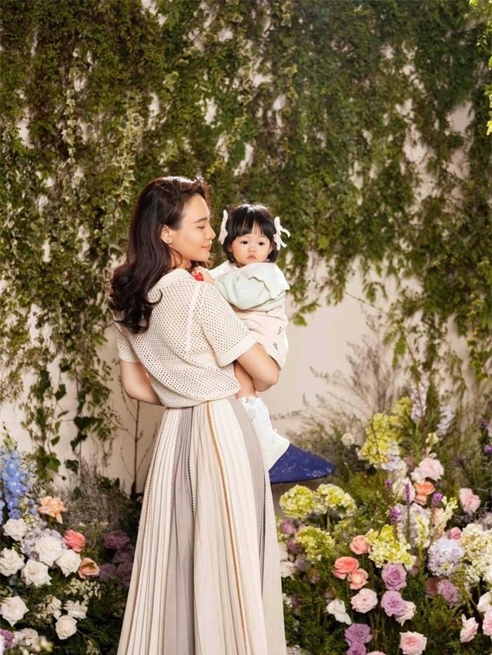 Mẹ Suchin cũng luôn lựa chọn những màu sắc trang nhã cho outfit của mình. Sắc trắng hay những gam màu pastel thích hợp với phong cách mà người đẹp đang theo đuổi. Nhẹ nhàng, nữ tính cùng set váy áo màu kem bên con gái nhỏ đúng chuẩn “gái một con trông mòn con mắt”.