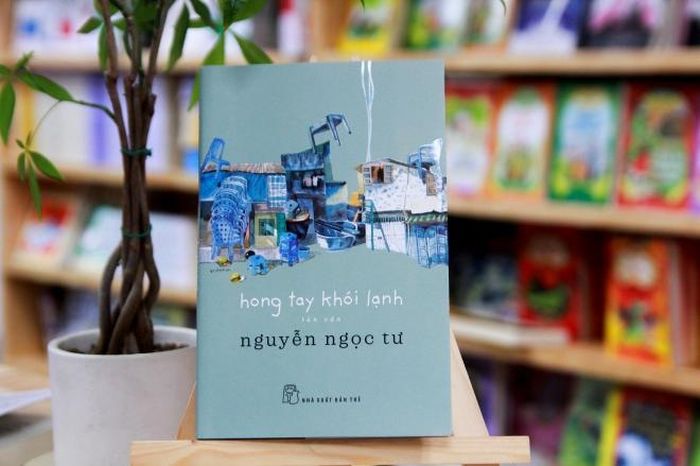 Tập tản văn “Hong tay khói lạnh” vừa phát hành. Ảnh: T.N