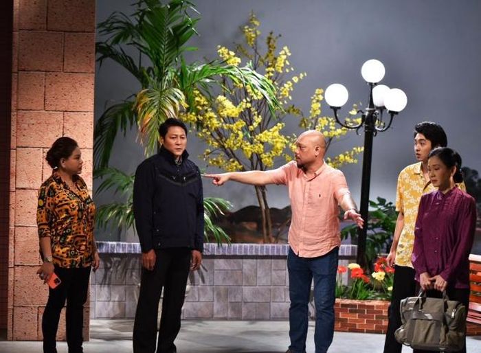 Vũ Huân đang chỉ đạo diễn xuất vở kịch truyền hình “Xuân về bên nhau”