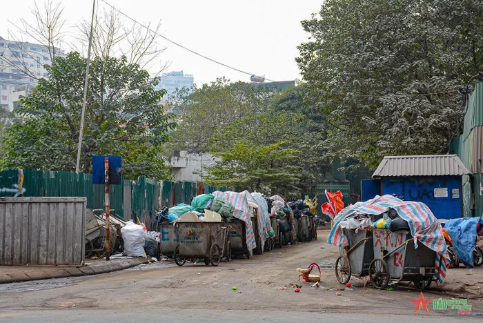 Lối rẽ từ đường Trần Kim Xuyến trở thành điểm tập kết rác thải bốc mùi ô nhiễm, nhếch nhác, mất mỹ quan đô thị. 