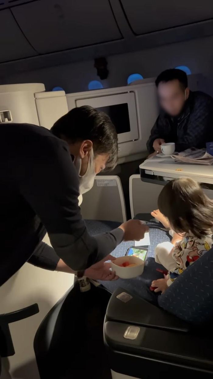 Mới đây, đại gia phố núi đăng tải trên trang cá nhân video tự tay đút hoa quả cho cô công chúa nhỏ Suchin trên máy bay khiến cư dân mạng cực kỳ thích thú. Ảnh chụp màn hình