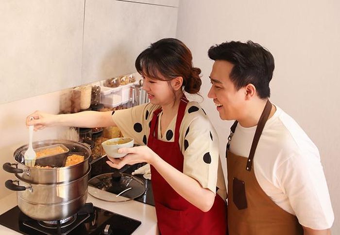 Vợ chồng Trấn Thành làm món chả trứng nướng.