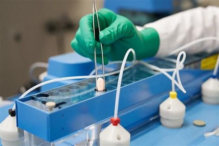 Thuốc Paxlovid điều trị COVID-19 của hãng Pfizer (Mỹ). (Ảnh: AFP/TTXVN)