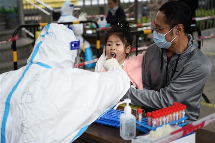 Nhân viên y tế lấy mẫu xét nghiệm COVID-19 cho người dân tại Thâm quyến, tỉnh Quảng Đông, Trung Quốc, ngày 9/1/2022. Ảnh: THX/TTXVN
