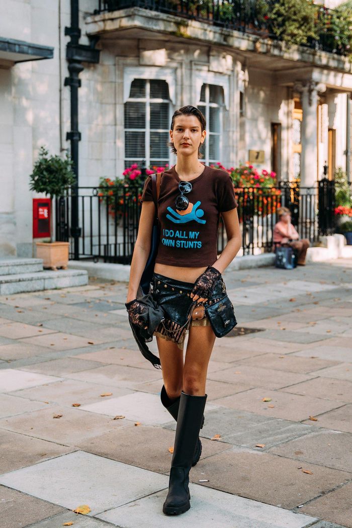  Những mẫu váy ngắn từ xu hướng Y2K thống trị đường phố London, Anh. Loạt trang phục được phối cùng giày da, vòng cổ sợi xích và kính râm bản to. Đây là những phụ kiện tiêu biểu của phong cách Y2K. 